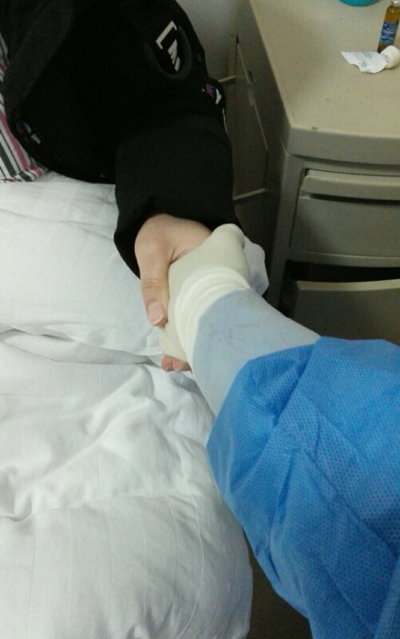 周俊香倾听完患者心声都会认真和他们握手,给予爱的鼓励.jpg