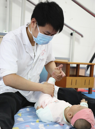 林寿斌医生为8个月的小患儿按摩,缓解肌张力.JPG
