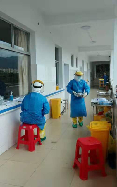隔离病房里,忙碌中的医护人员.jpg